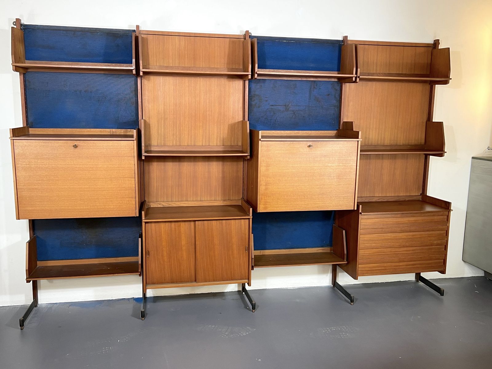 photo vinterior Mid Century Modern Modular Wood Bookcase From 50s