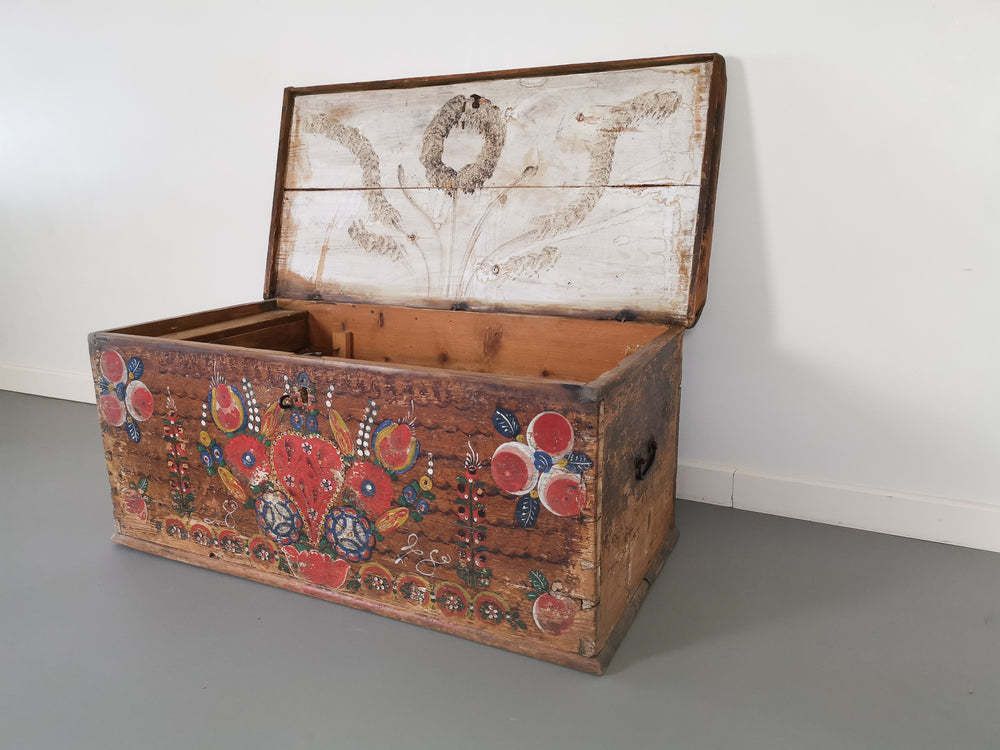 19th Century Romanian Folk Art Kist photo vinterior