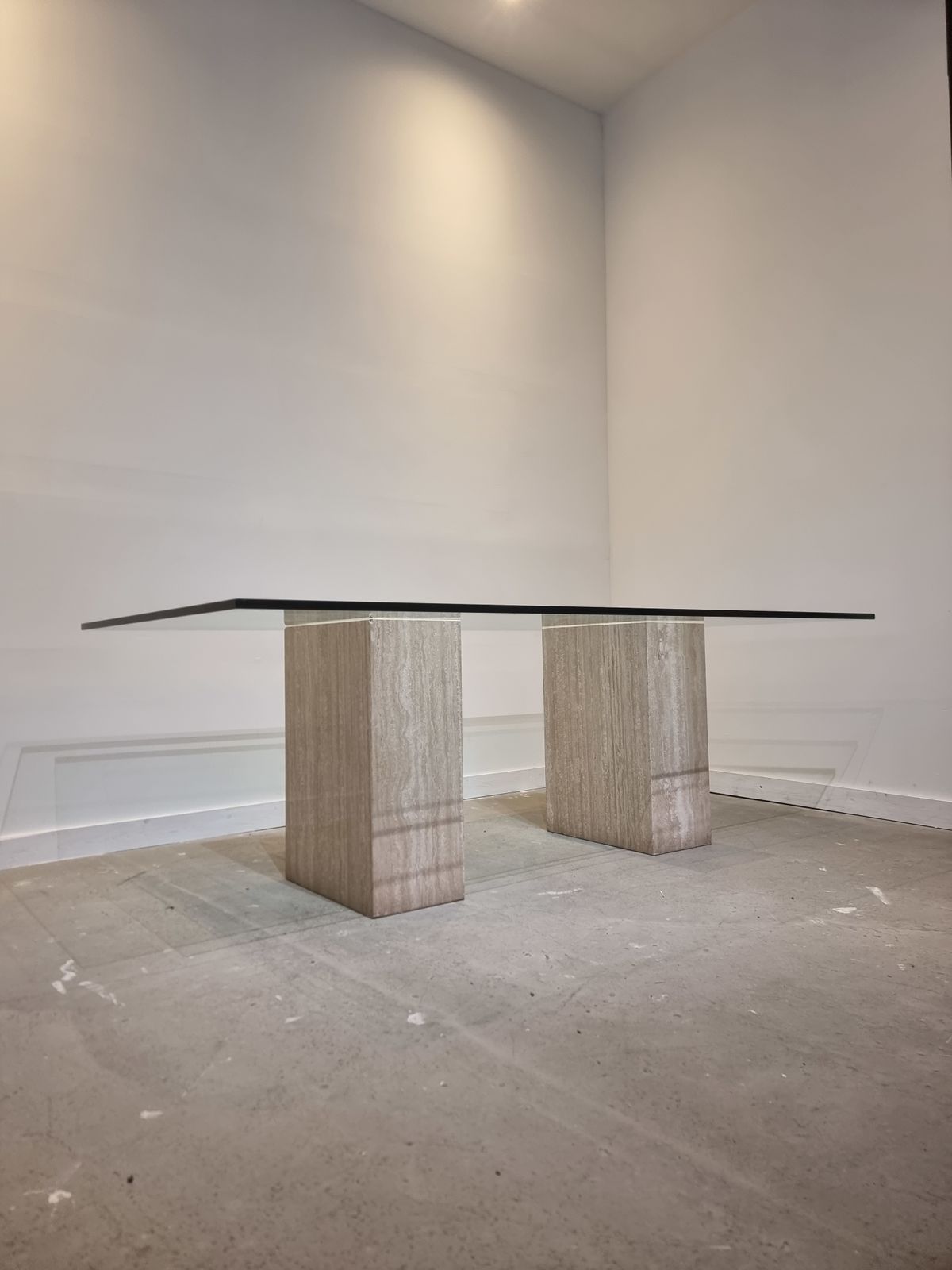 Indrukwekkende Italiaanse Travertijnen Eettafel Met Glazen Blad, Jaren 1970 photo vinterior