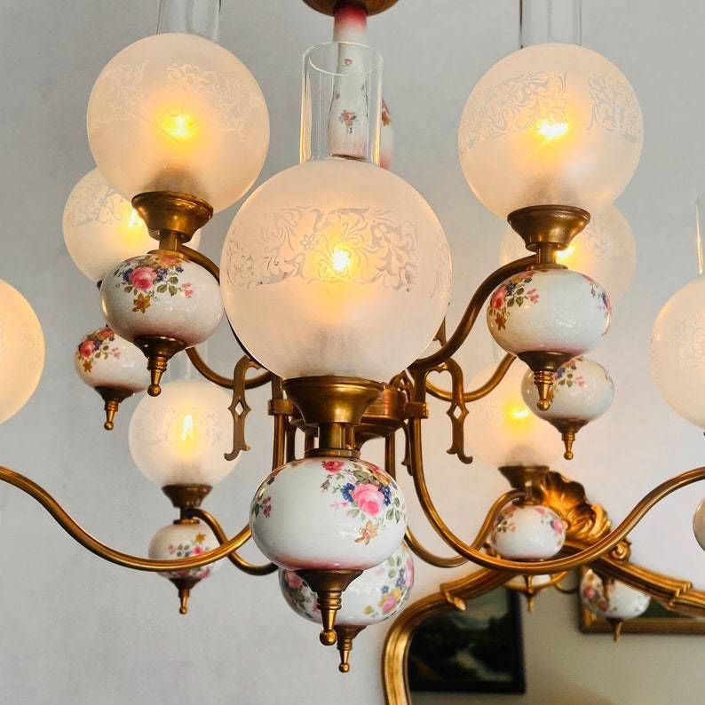 Grote Vintage Kroonluchter Met 10 Lichten Van Porselein Met Matglazen Bollen photo buy