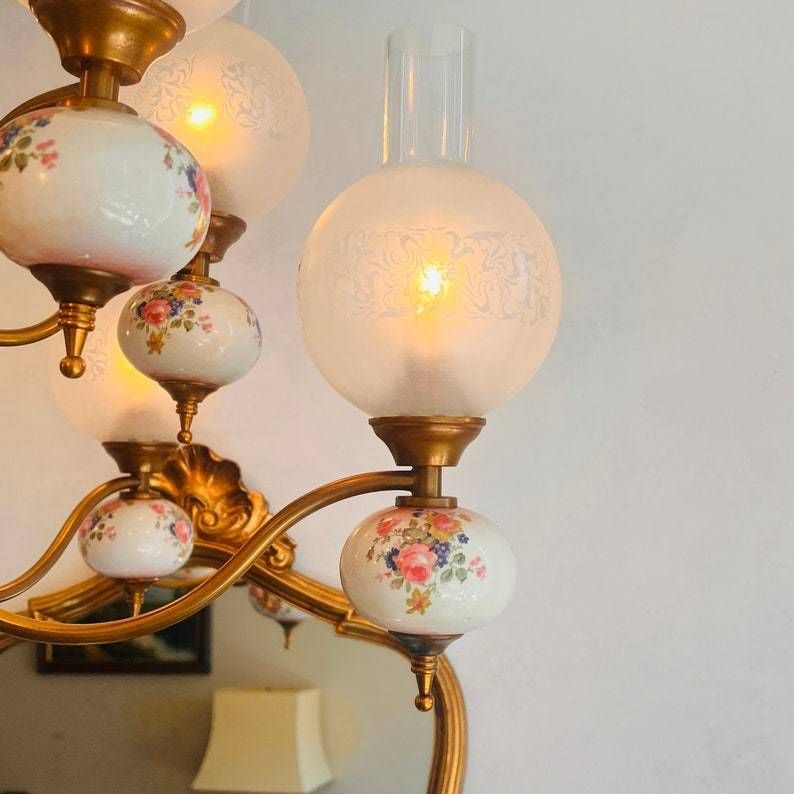 Grote Vintage Kroonluchter Met 10 Lichten Van Porselein Met Matglazen Bollen photo vintage
