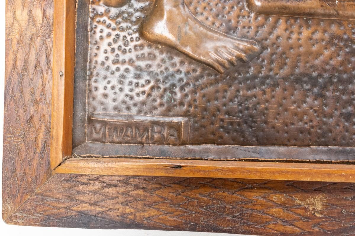 Représentation d'une femme africaine, cuivre repoussé et cadre en iroko photo 439.45