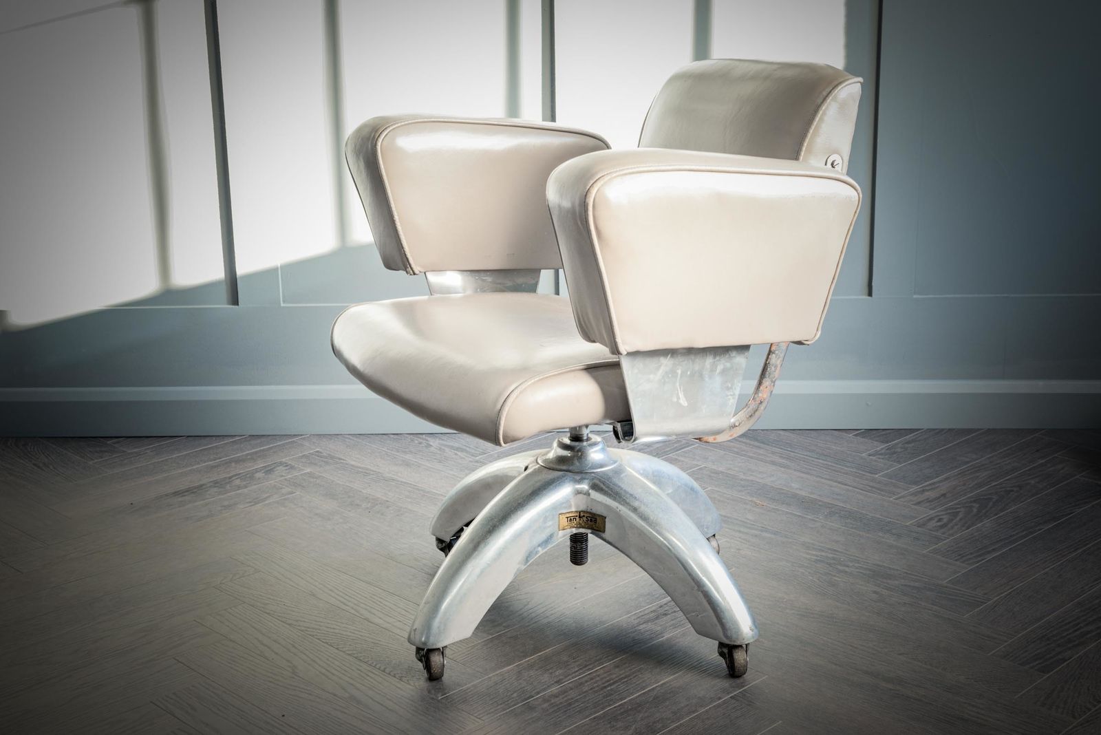Tansad De Luxe V.26 Grey Leather Office Chair photo vinterior