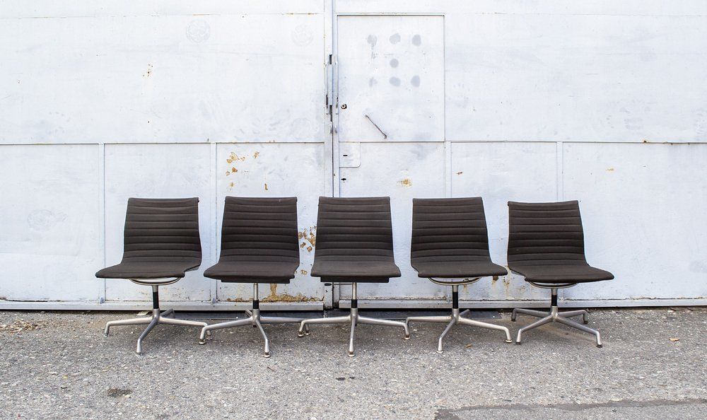 Ea 108 Aluminium Stoelen Van Charles & Ray Eames Voor Herman Miller, Ca. Jaren 1970 – Set Van 5