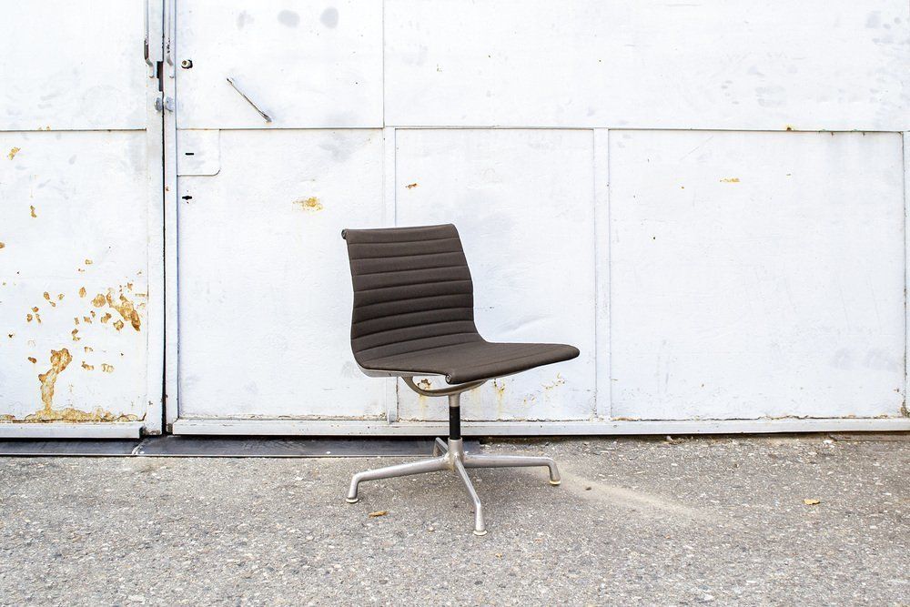 Ea 108 Aluminium Stoelen Van Charles & Ray Eames Voor Herman Miller, Ca. Jaren 1970 – Set Van 5 photo furniture