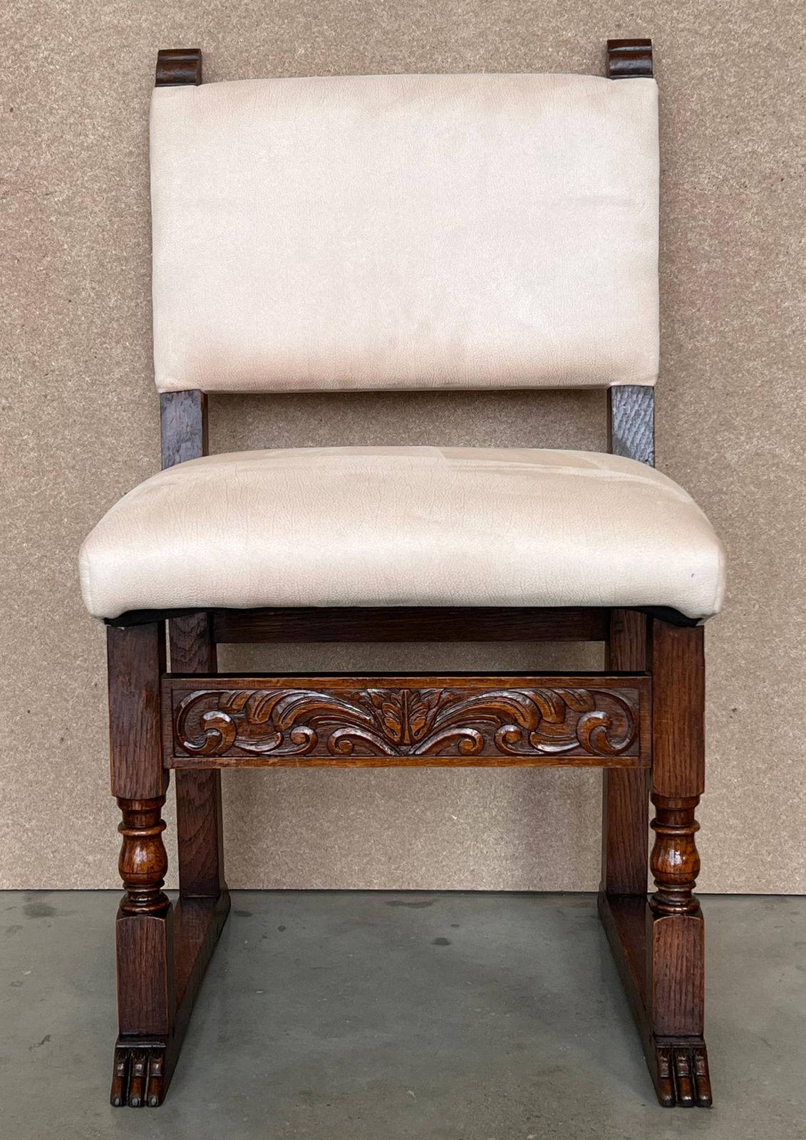 Suite de six chaises de salle à manger espagnoles en noyer sculpté, XIXe siècle photo furniture