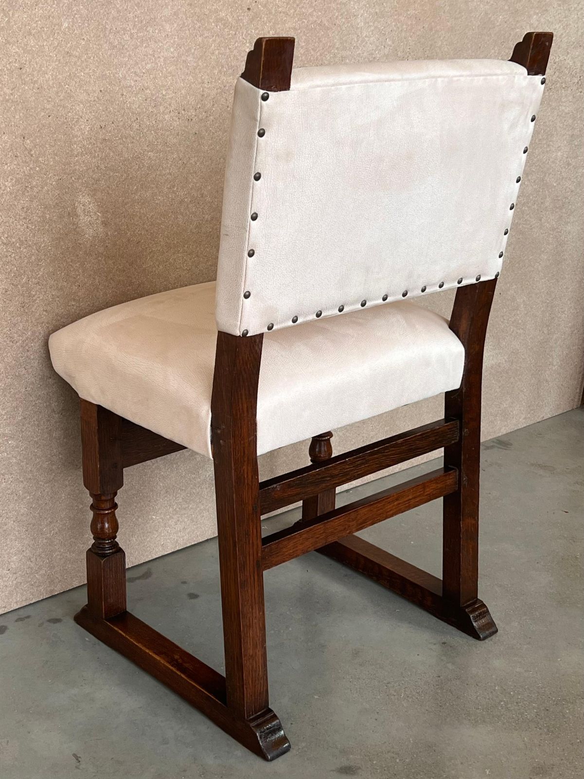 Suite de six chaises de salle à manger espagnoles en noyer sculpté, XIXe siècle photo vinterior