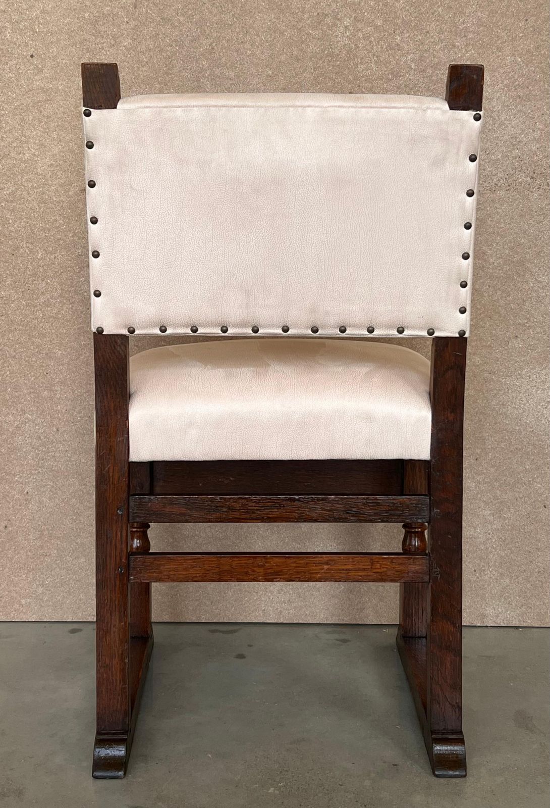 Suite de six chaises de salle à manger espagnoles en noyer sculpté, XIXe siècle photo buy