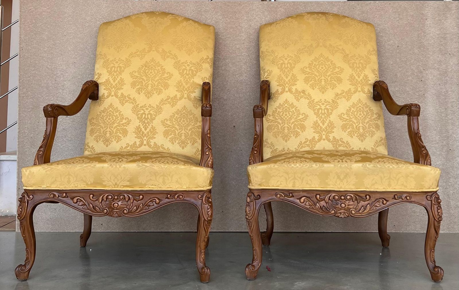 Paire de fauteuils espagnols de style Louis XVI à dossier haut en noyer sculpté, années 1900 photo furniture