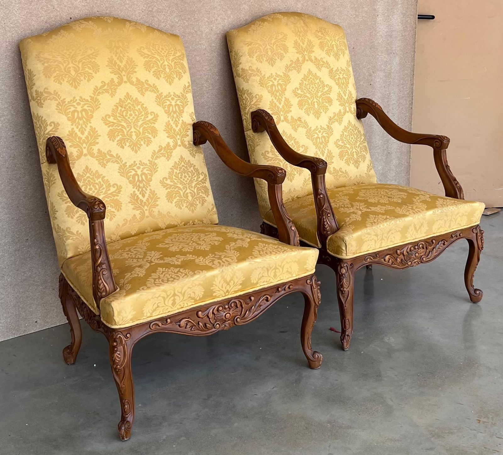 Paire de fauteuils espagnols de style Louis XVI à dossier haut en noyer sculpté, années 1900 photo Mobilier