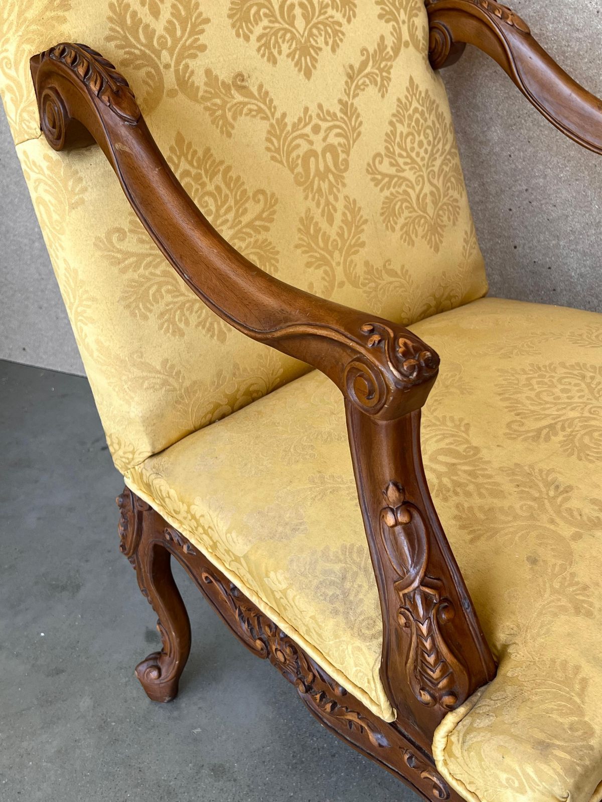 photo for sale Paire de fauteuils espagnols de style Louis XVI à dossier haut en noyer sculpté, années 1900