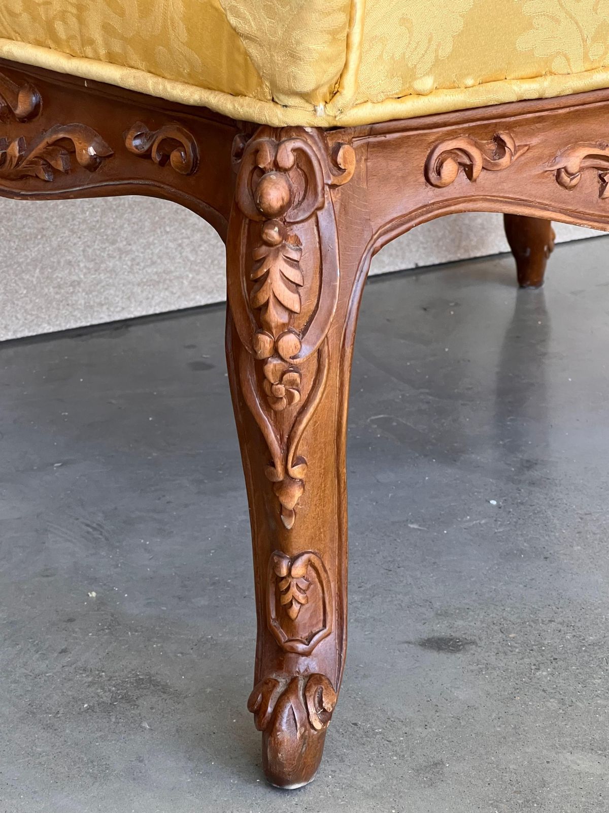 photo buy Paire de fauteuils espagnols de style Louis XVI à dossier haut en noyer sculpté, années 1900