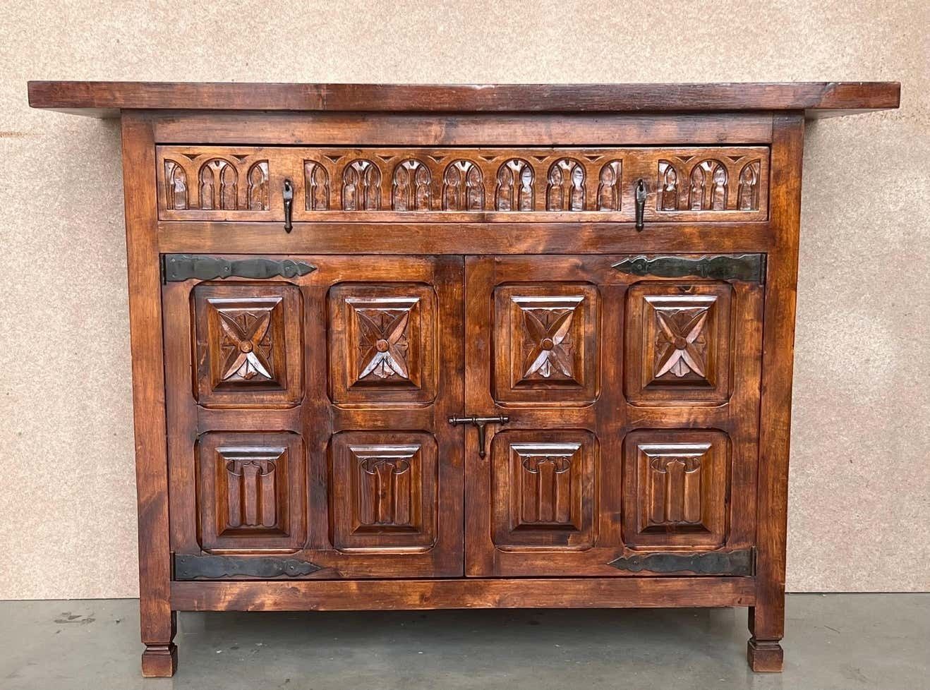 Buffet espagnol du XXe siècle en noyer sculpté, style toscan, un tiroir photo furniture