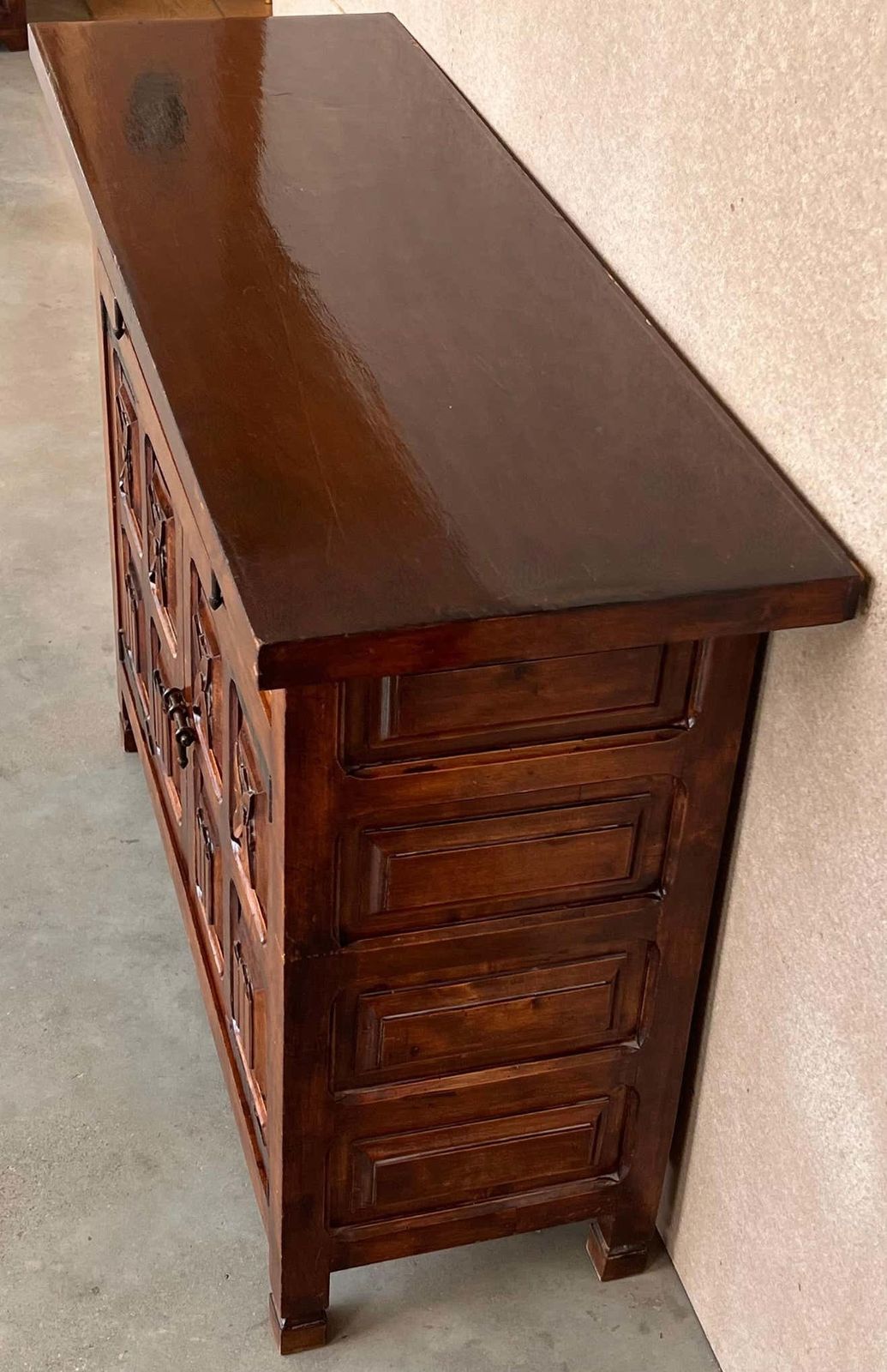 Buffet espagnol du XXe siècle en noyer sculpté, style toscan, un tiroir photo vintage