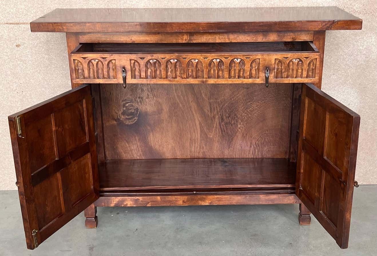 photo furniture Buffet espagnol du XXe siècle en noyer sculpté, style toscan, un tiroir