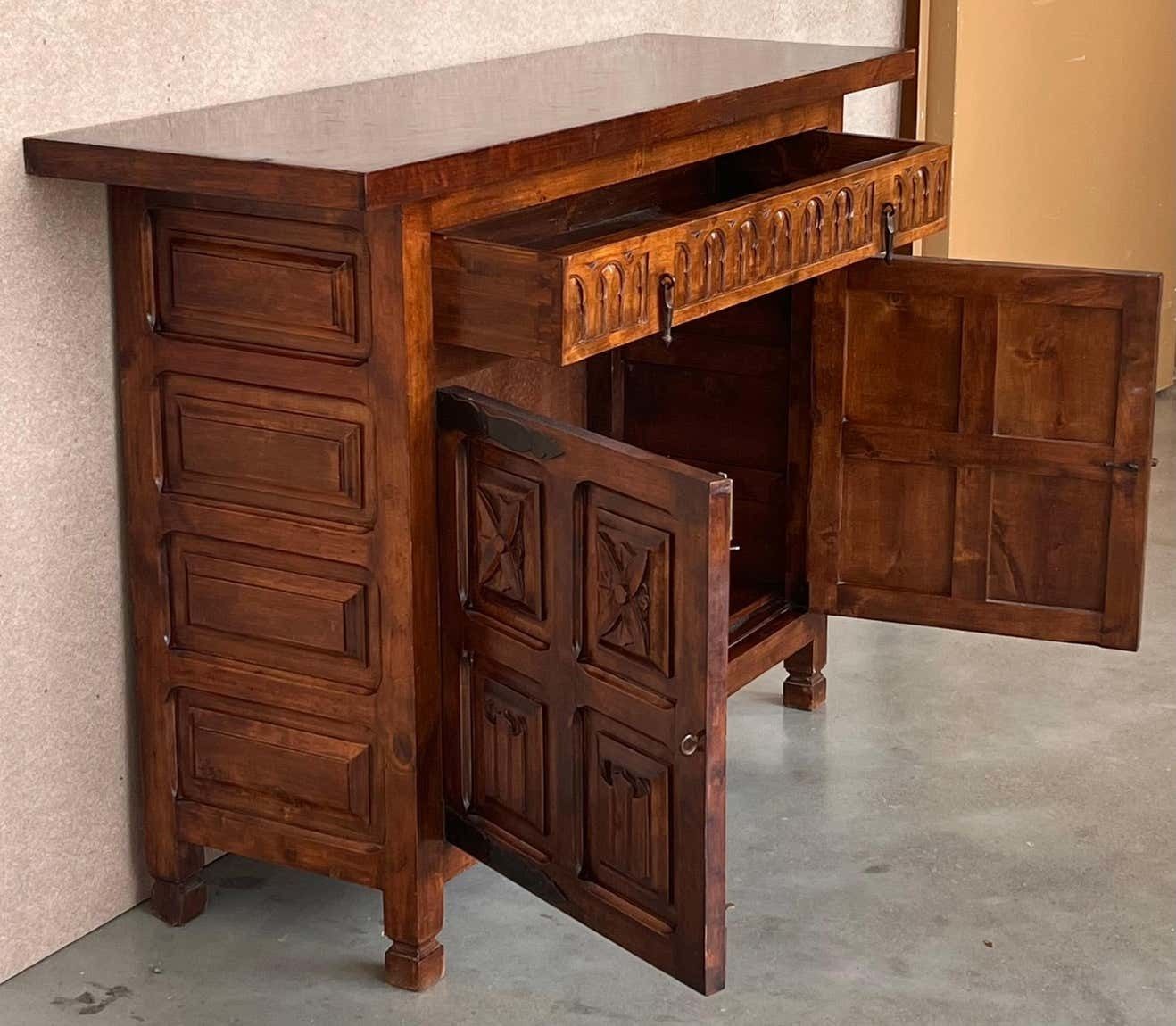 photo for sale Buffet espagnol du XXe siècle en noyer sculpté, style toscan, un tiroir