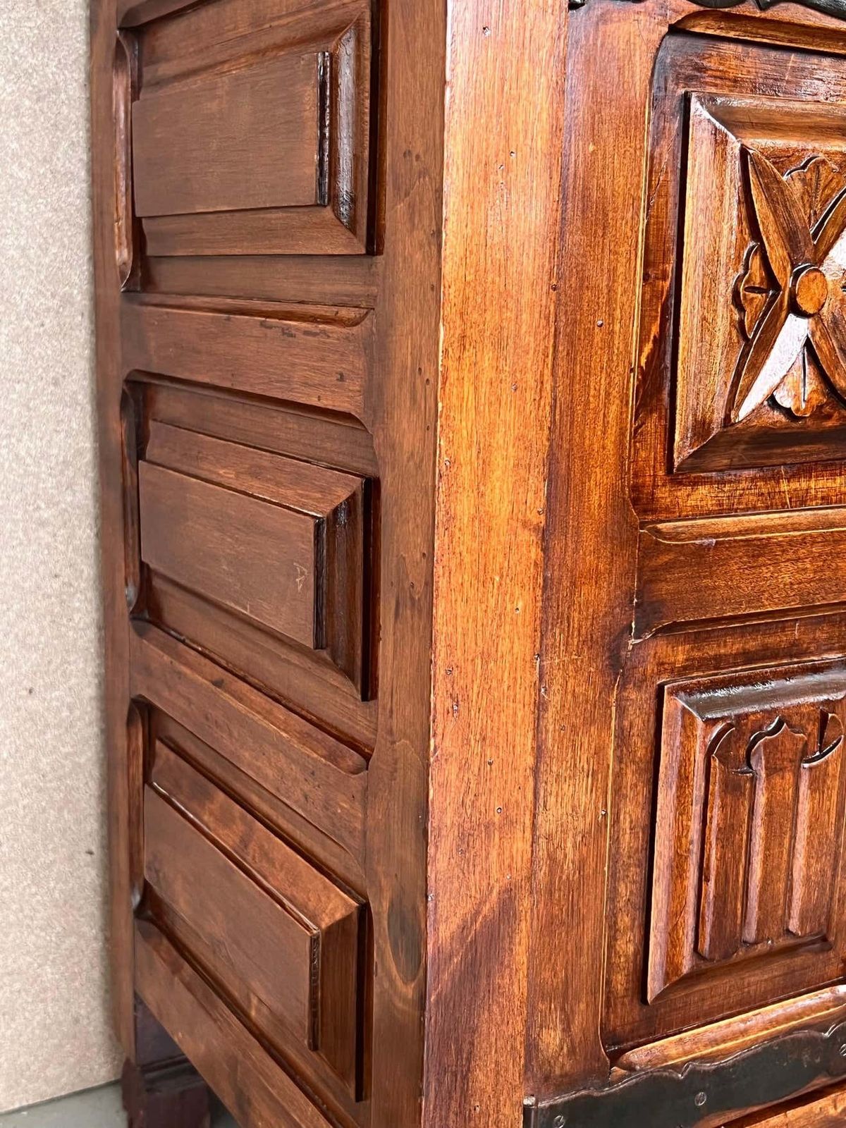 photo vinterior 20th Century Spanish Carved Walnut Tuscan Credenza Or Buffet With One Drawer