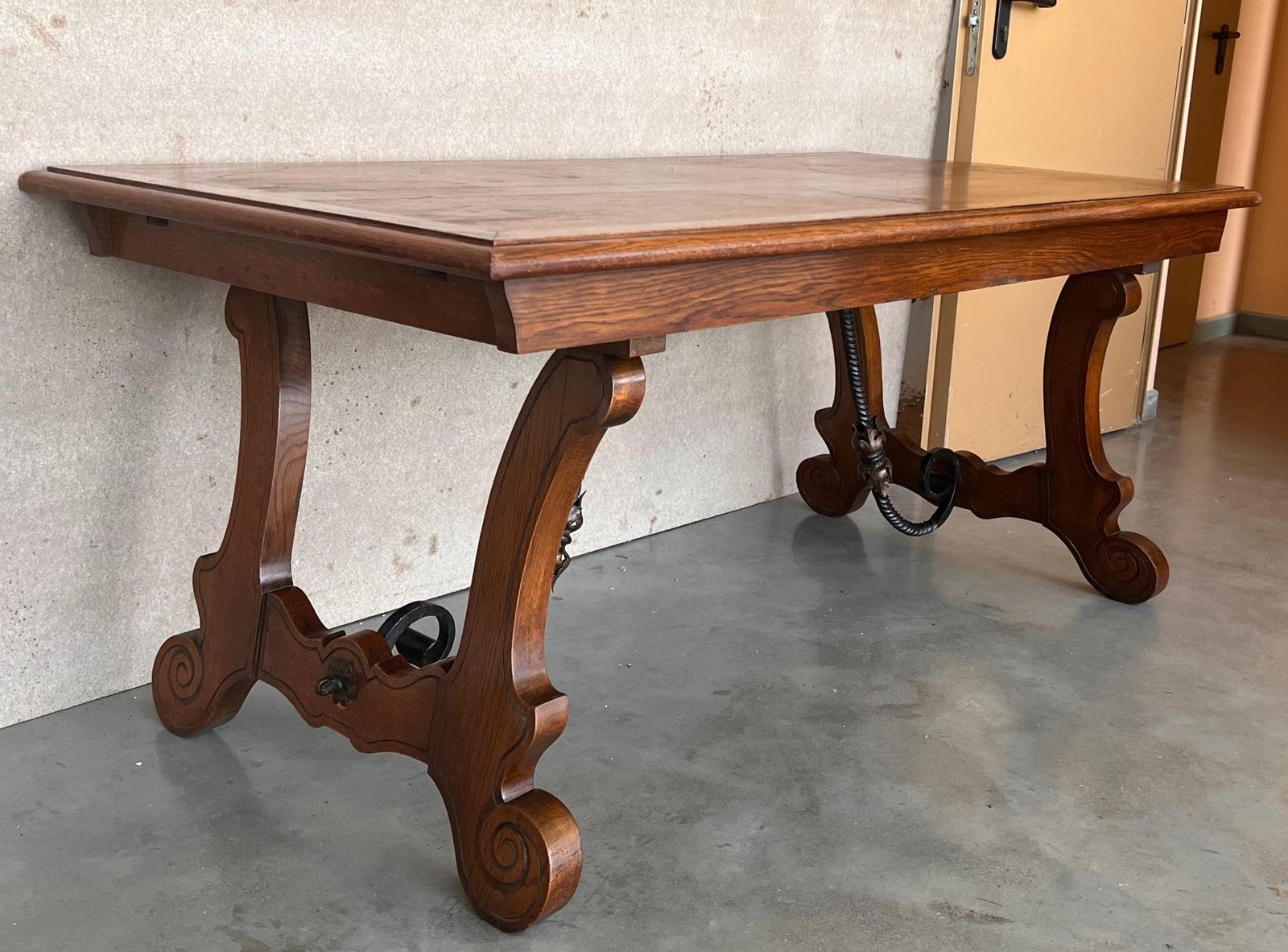 Mobilier Table à manger espagnole en chêne, pieds en lyre sur tréteaux, XXe siècle photo