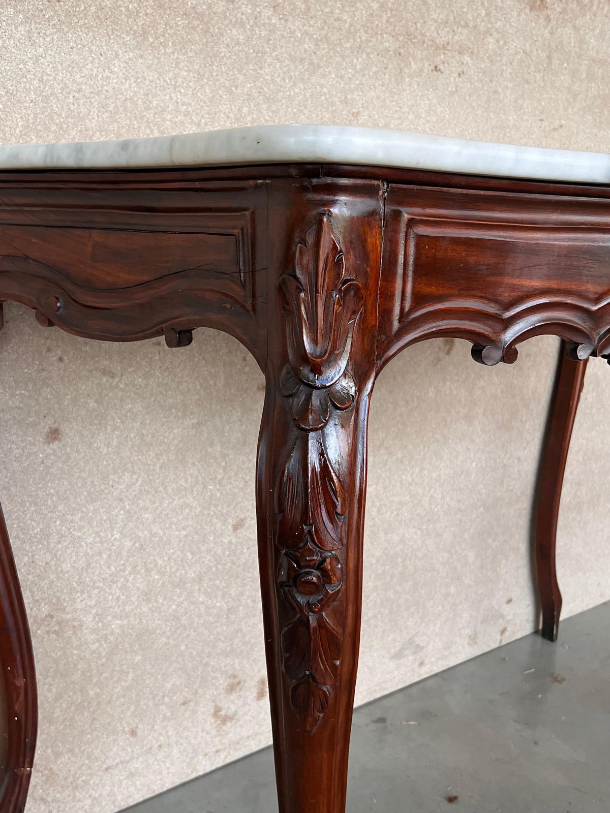 photo furniture Console de style Régence française en noyer sculpté, plateau en marbre blanc