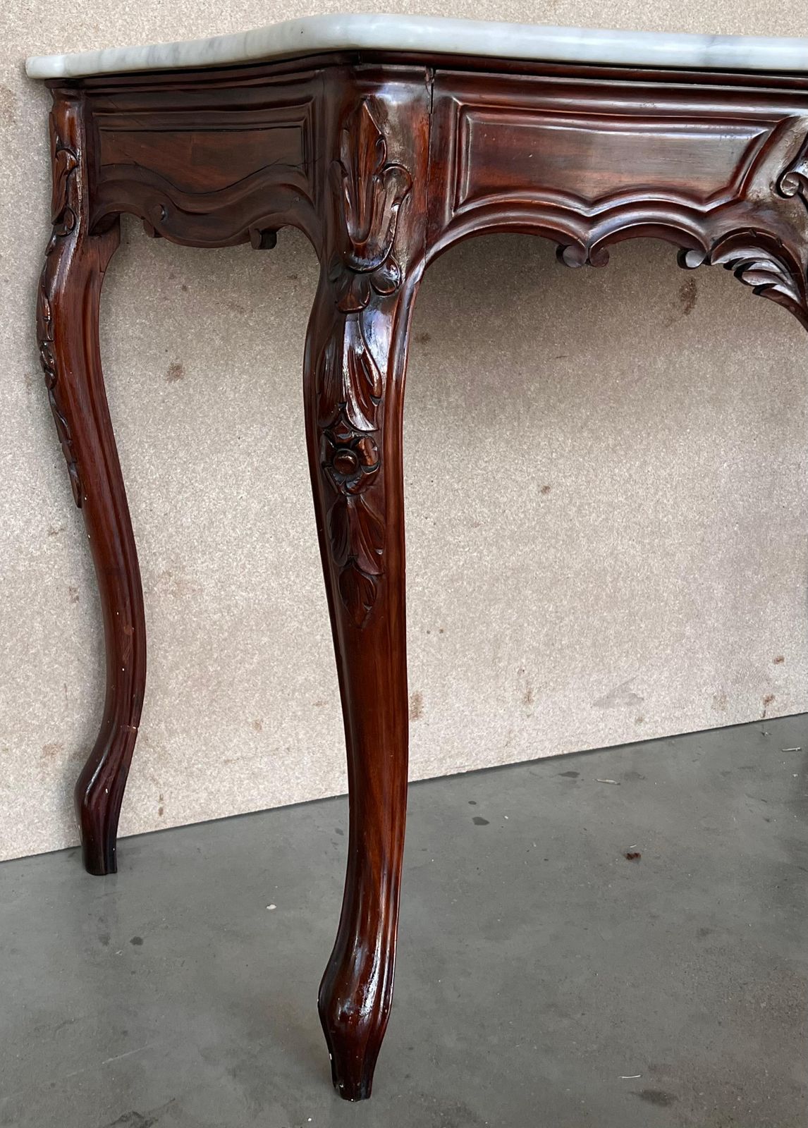 photo for sale Console de style Régence française en noyer sculpté, plateau en marbre blanc