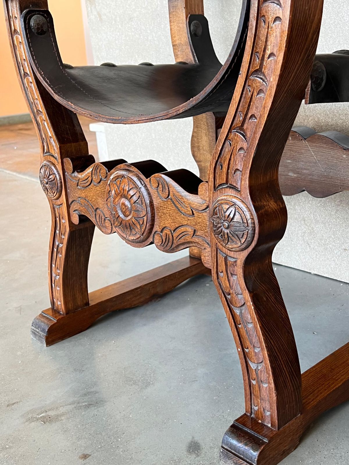 photo furniture Paire de bancs Savonarola en noyer sculpté, XIXe siècle