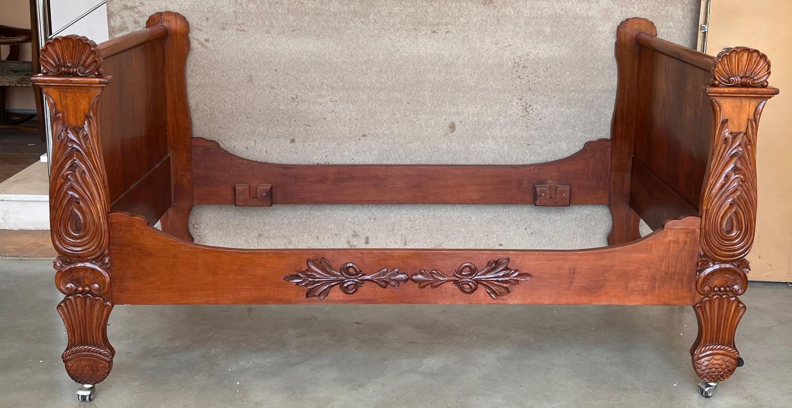 Lit bateau Louis-Philippe en acajou sculpté, vers 1840 photo furniture