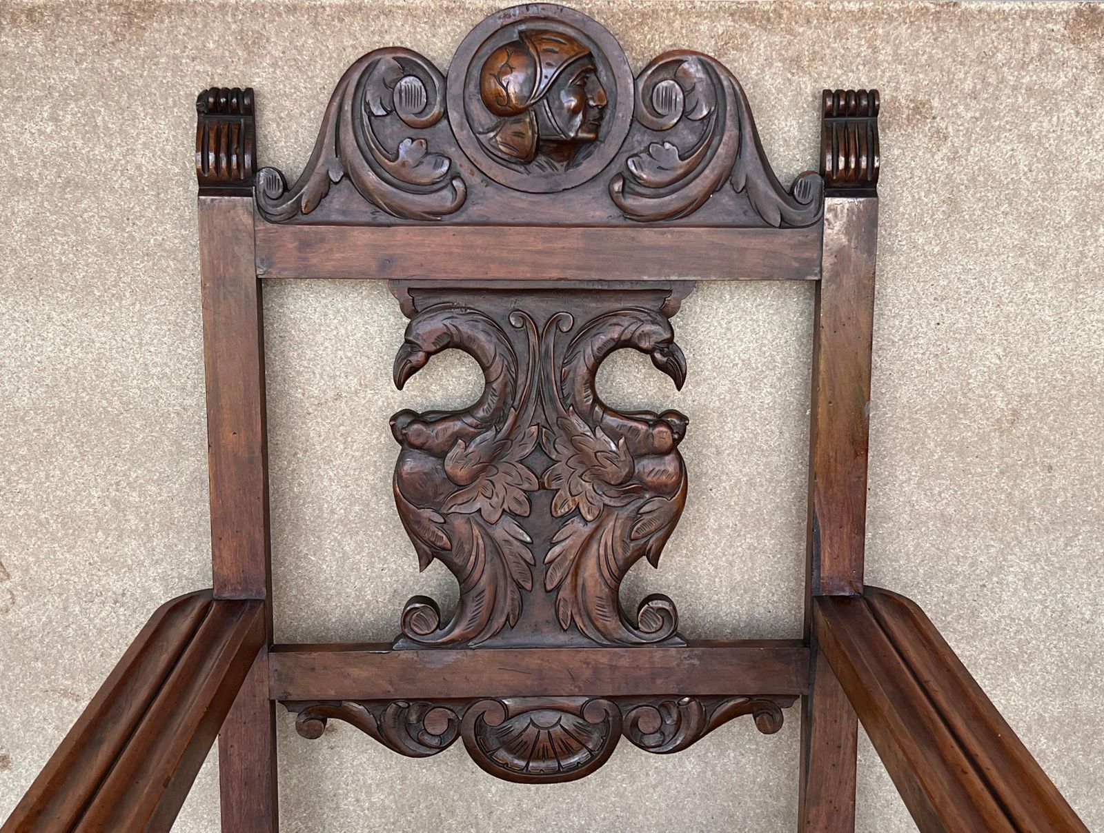 Fauteuil d'époque XIXe siècle en noyer sculpté, pieds tournés et griffes sculptées photo Mobilier