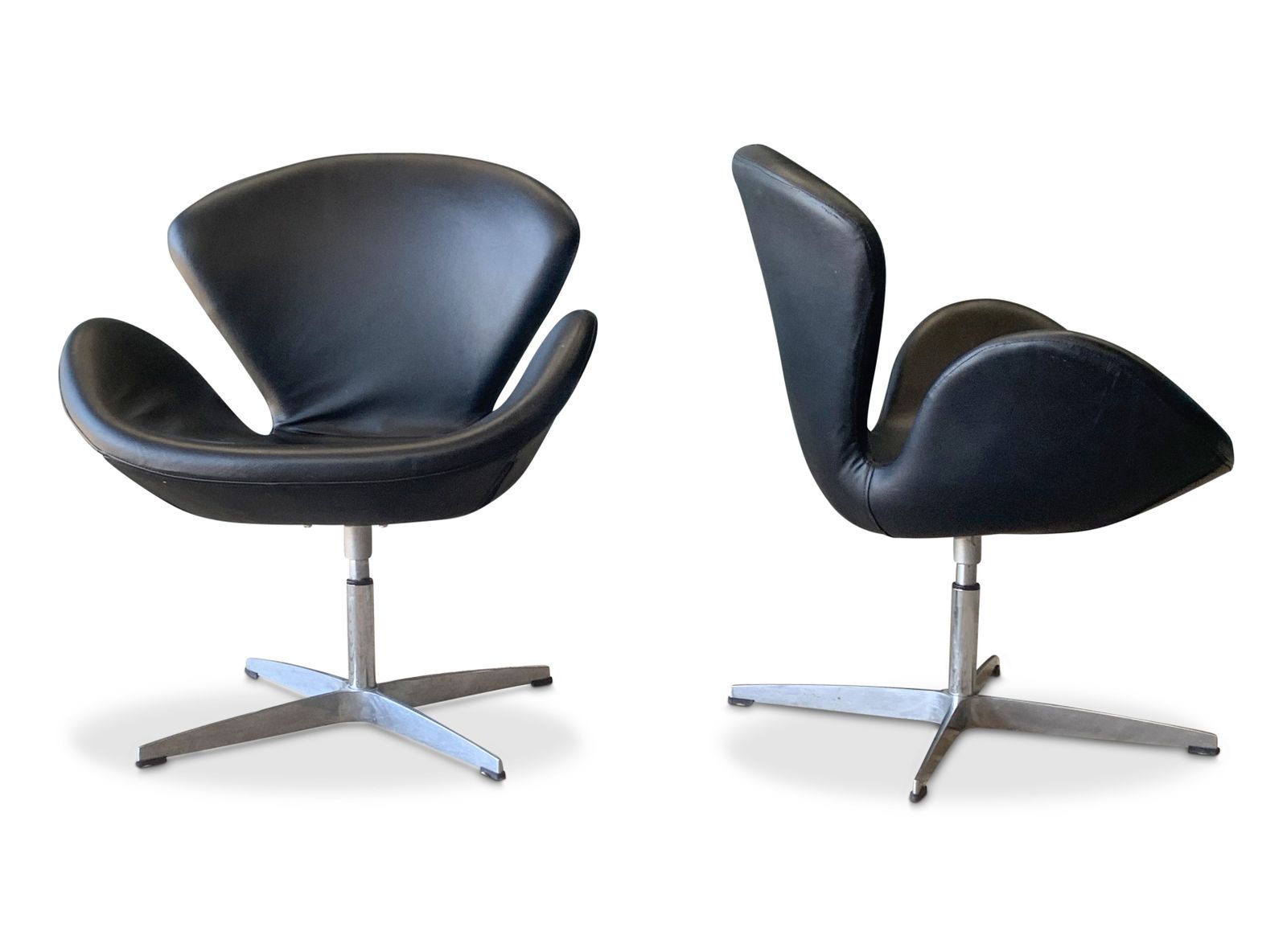 Arne Jacobsen Swan Chair (No Labels) On A Four Star Metal Base. Designed By Arne Jacobsen In 1958 Ol photo 1300.0