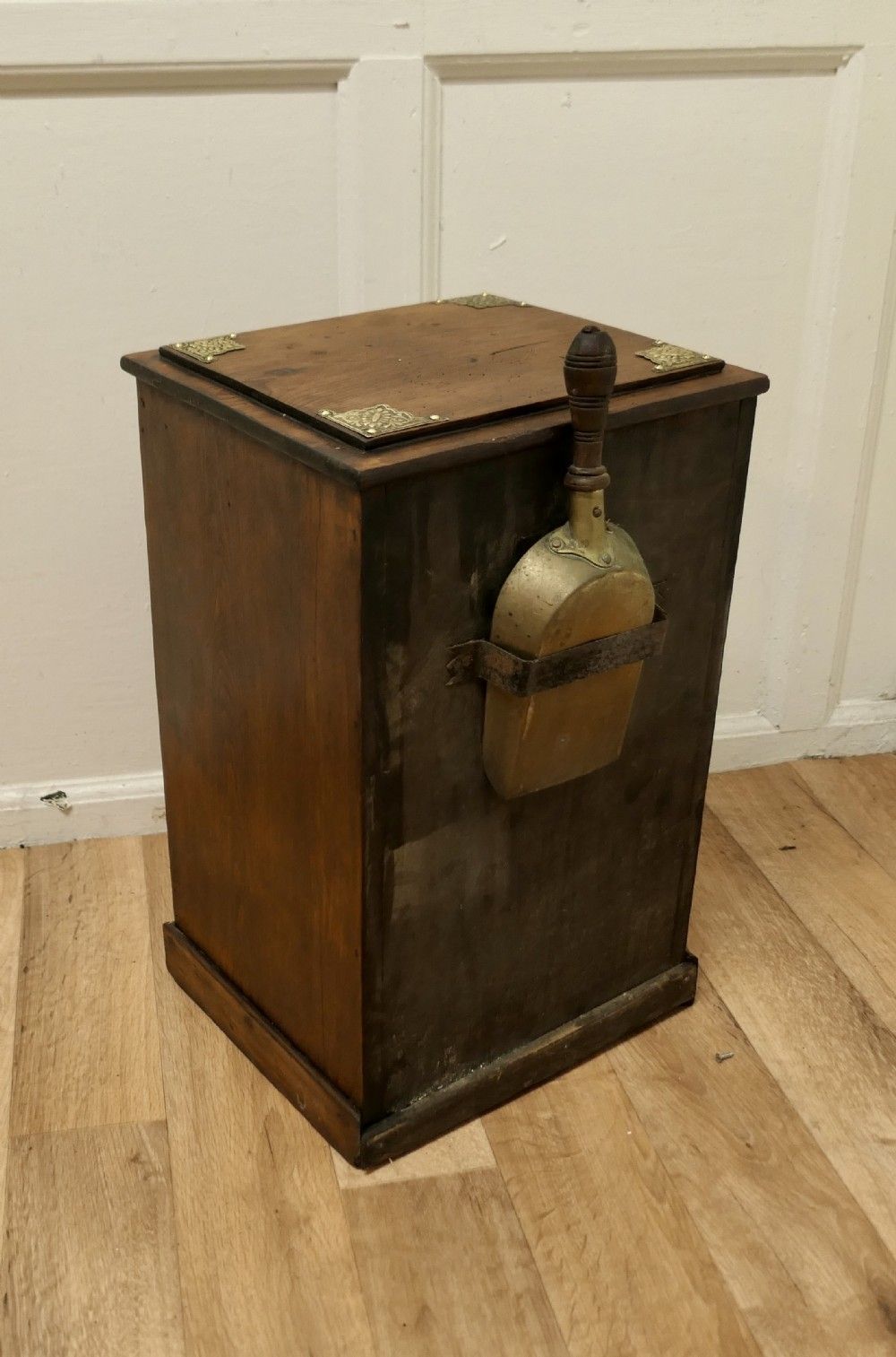 Unusual Arts And Crafts Dark Pine Purdonium, Coal Box photo vinterior