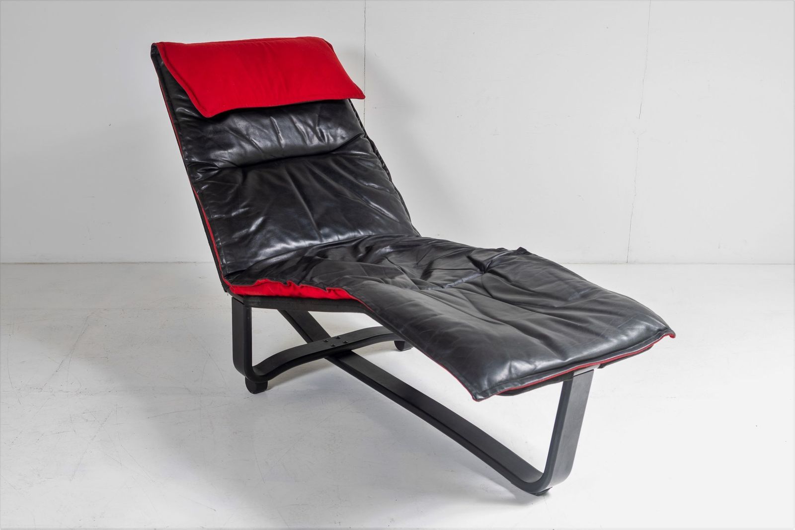 Mid Century 1970s Ingmar Relling Black Leather Reclining Chaise Lounger photo for sale