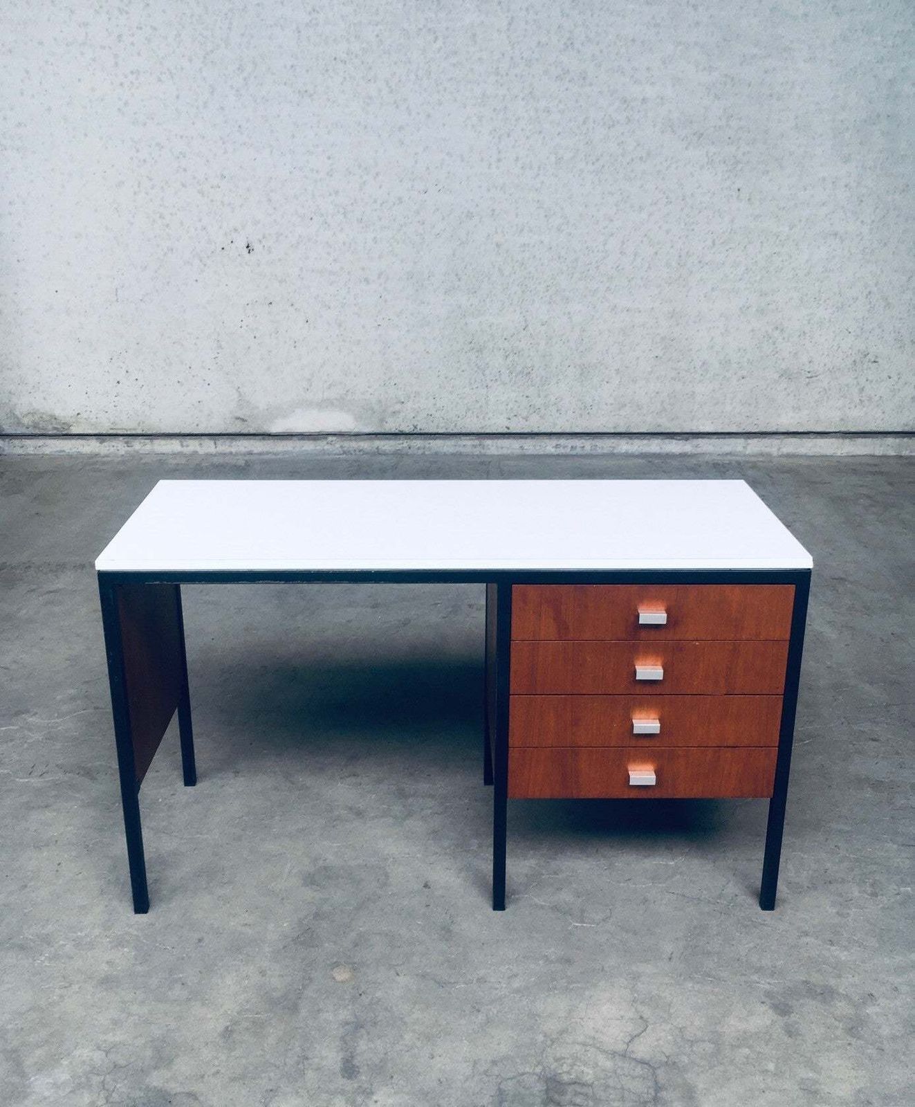 Mid Century Modern Bureau, Nederlands Design, Jaren 1960 photo Meubels
