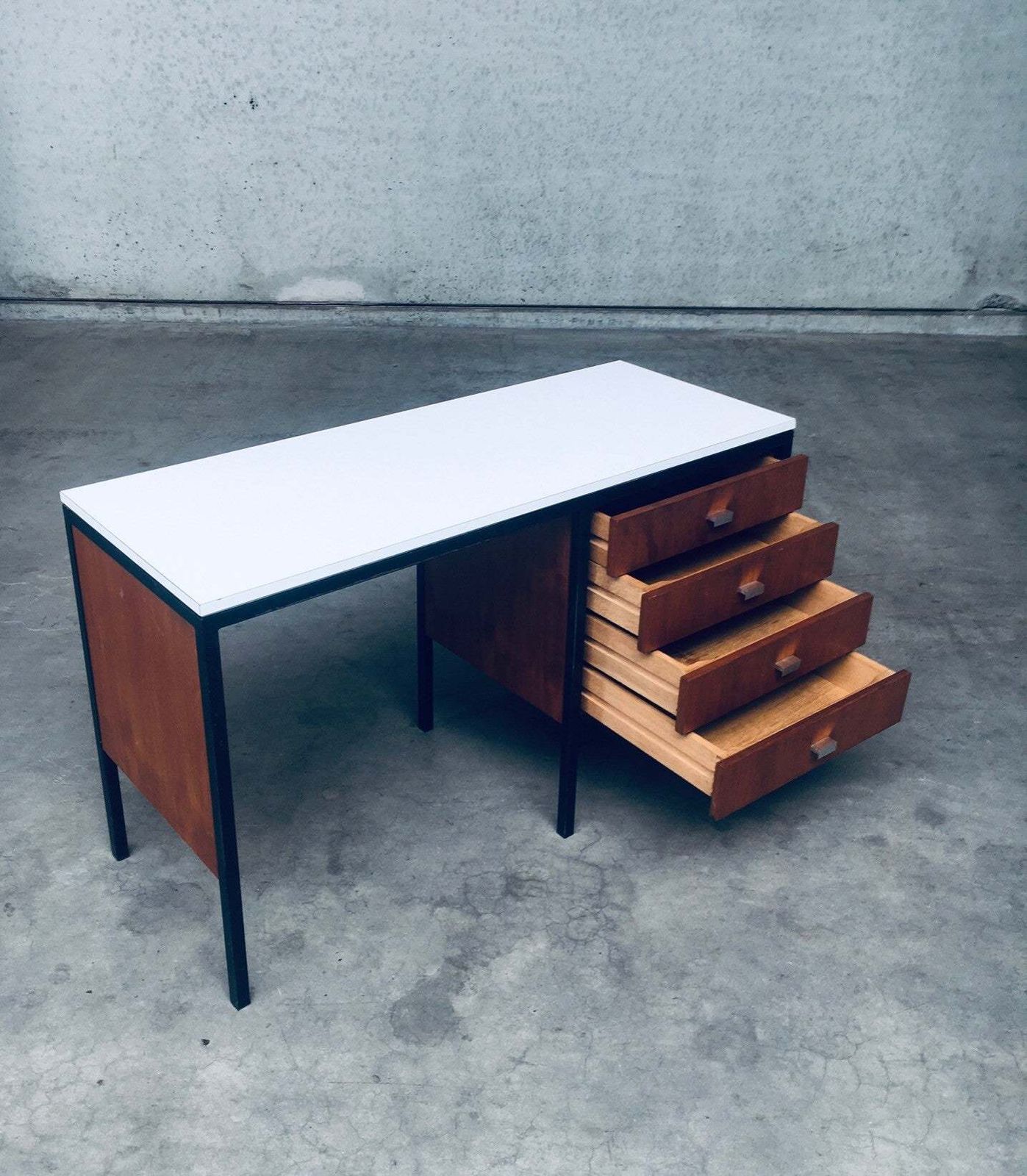 Meubels Mid Century Modern Bureau, Nederlands Design, Jaren 1960 photo