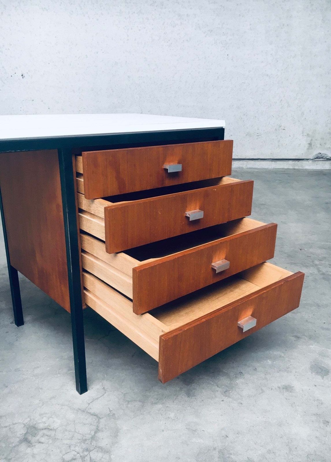 2139.0 Mid Century Modern Bureau, Nederlands Design, Jaren 1960 photo