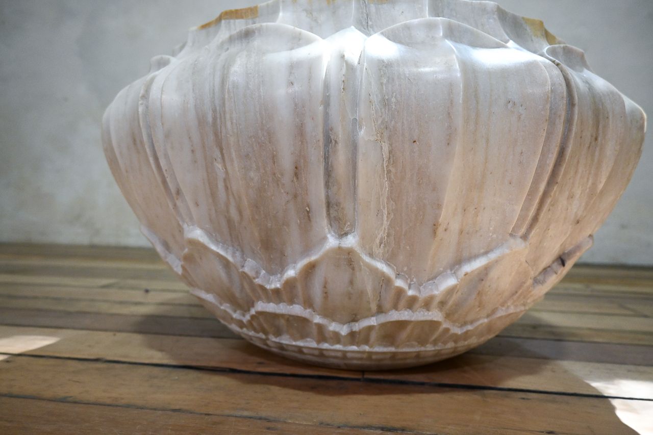 A Very Large 20th Century Carved Marble Jardiniere Planter photo 2800.0