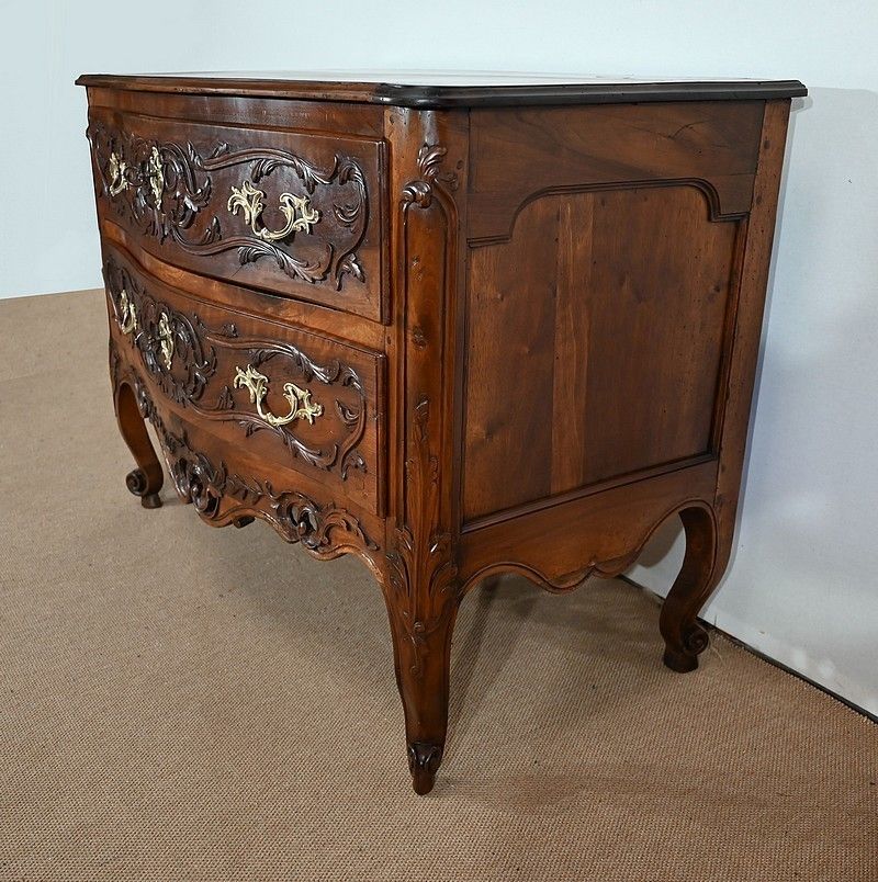 photo furniture Nîmes Walnut Chest Of Drawers, Louis XV Period, 18th Century