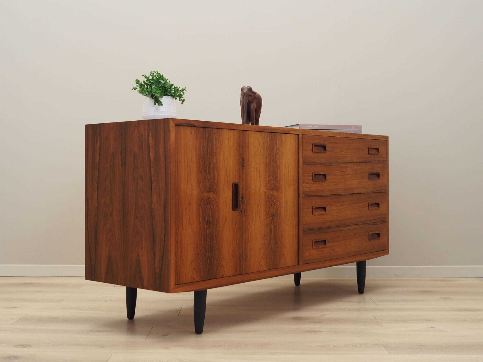 Vintage Dresser, Danish Design, 1970s, Designer: Carlo Jensen, Production: Hundevad photo vinterior