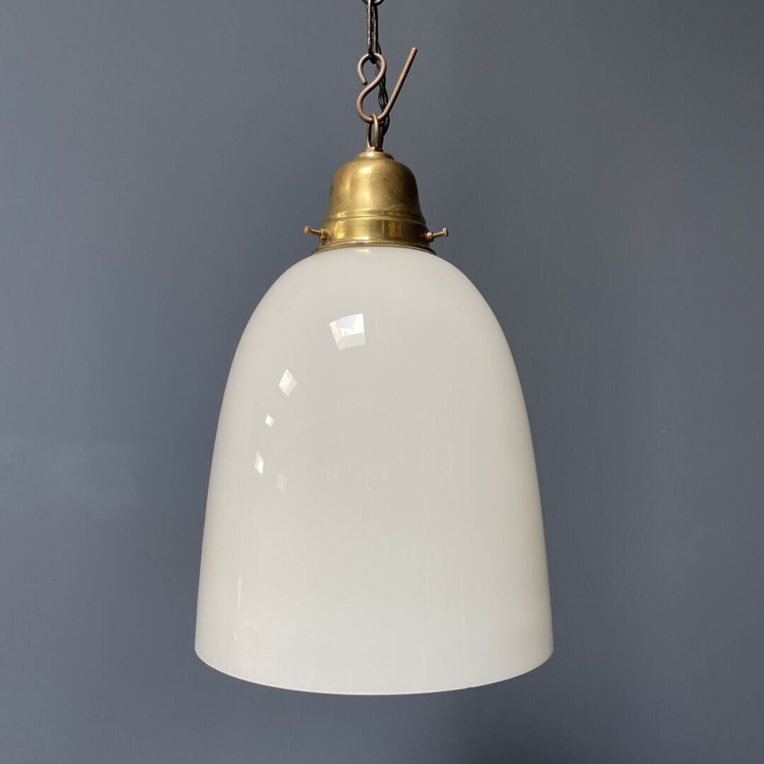 Hoge Opaline Glazen Hanglamp Met Messing Armatuur