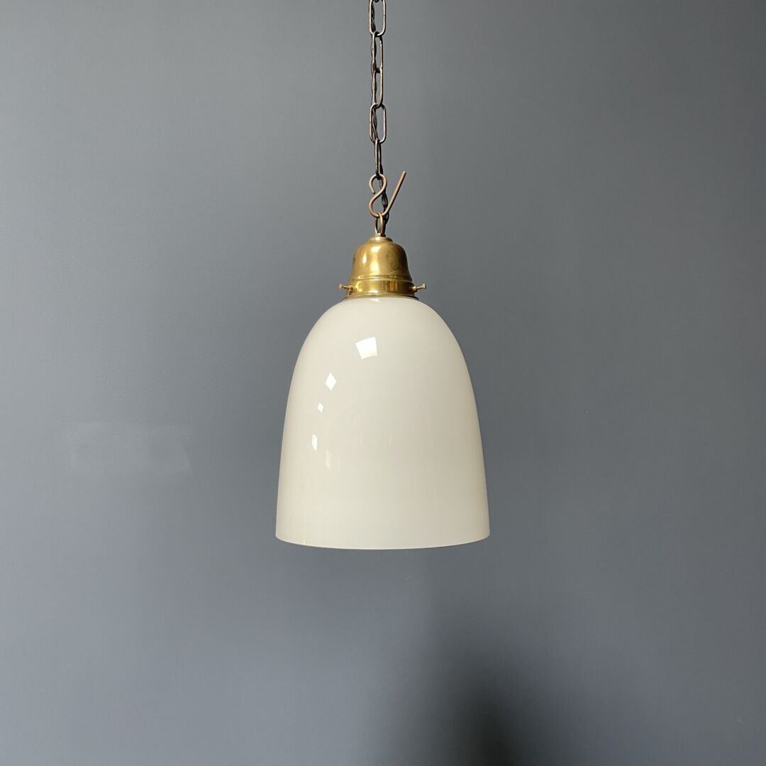 Hoge Opaline Glazen Hanglamp Met Messing Armatuur photo furniture