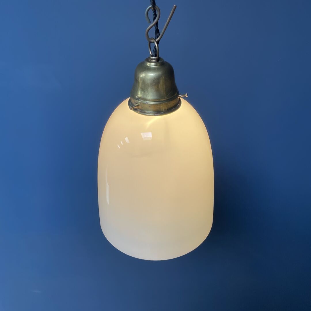 Hoge Opaline Glazen Hanglamp Met Messing Armatuur photo vintage