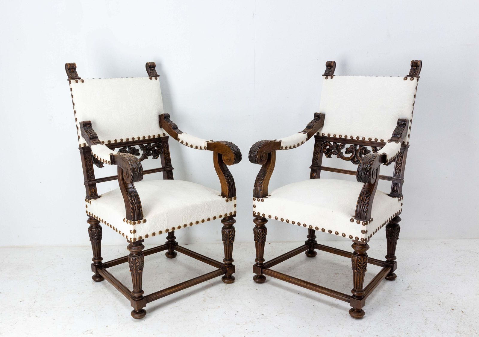 Paire de fauteuils ouverts en noyer de style Louis XIII, France, XIXe siècle, à retapisser photo Mobilier