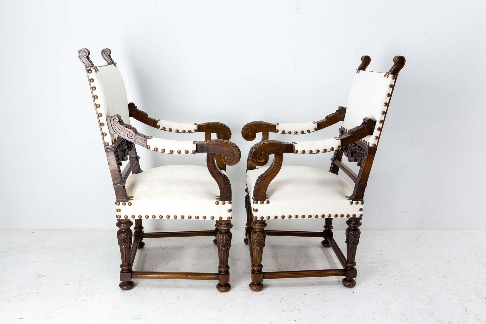 Paire de fauteuils ouverts en noyer de style Louis XIII, France, XIXe siècle, à retapisser photo vinterior