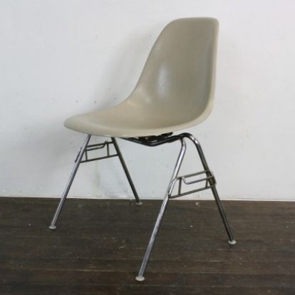 photo vinterior Eames Herman Miller Dss Side Chairs In Elephant Hide Grey / Light Greige / Black / Parchment On Original Stacking Bases