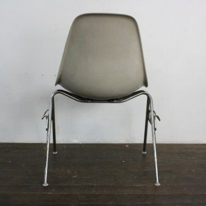 photo vintage Eames Herman Miller Dss Side Chairs In Elephant Hide Grey / Light Greige / Black / Parchment On Original Stacking Bases