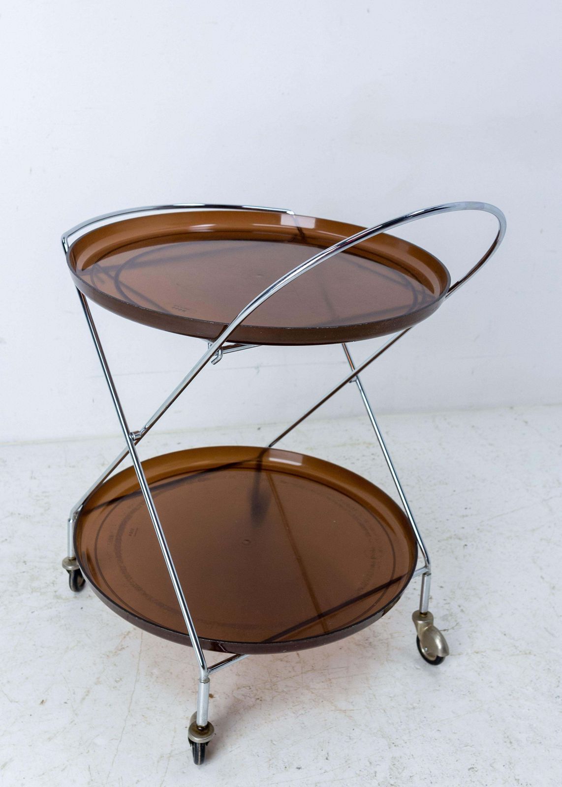 Chariot bar vintage en lucite fumé et chrome, pliable, 1977 photo Mobilier
