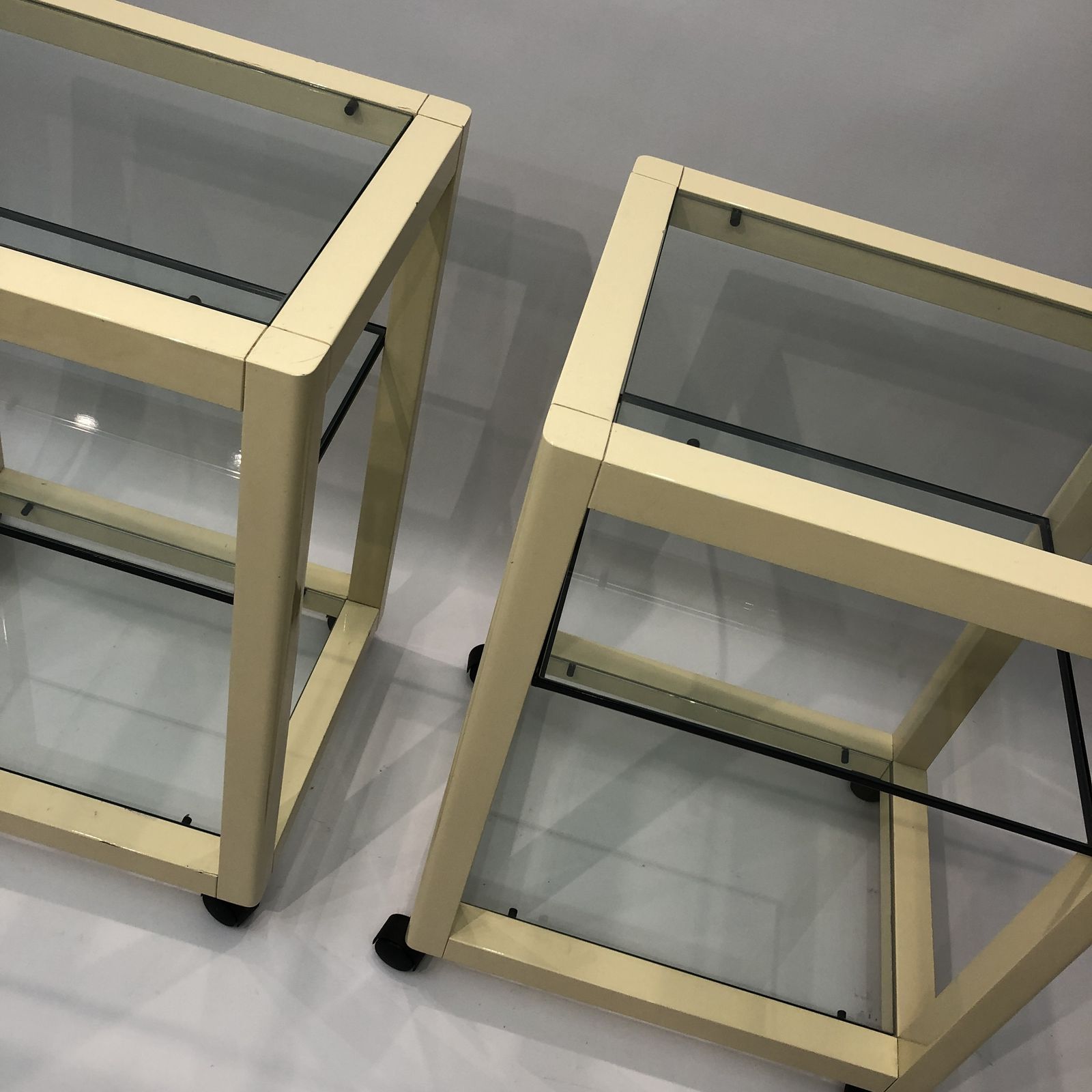 Pair Of Cream Lacquered Side Tables Wheels 1970s Hollywood Regency Modernism photo vinterior
