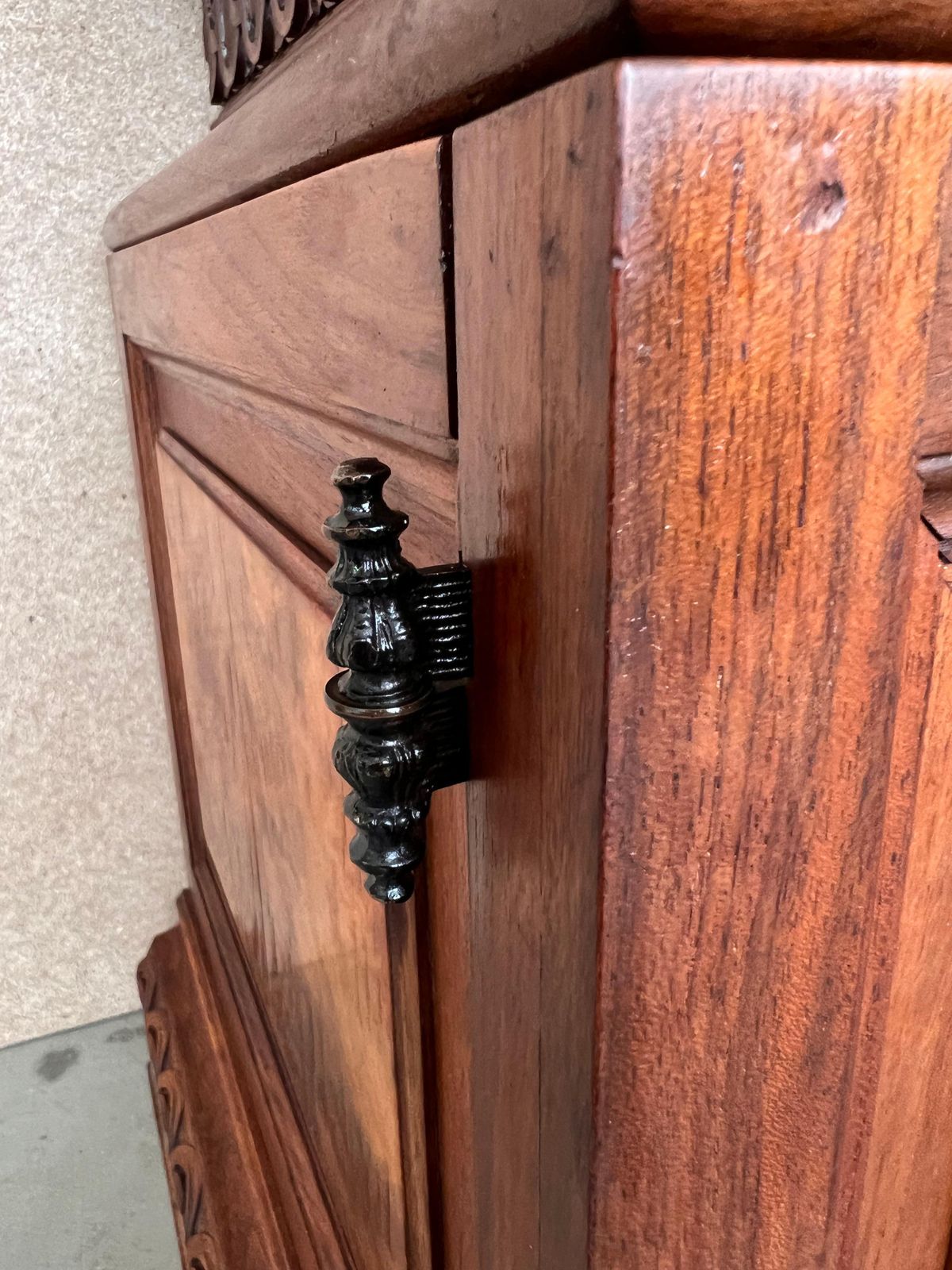 photo vintage Tables de chevet italiennes en noyer sculpté, XIXe siècle, avec tiroir