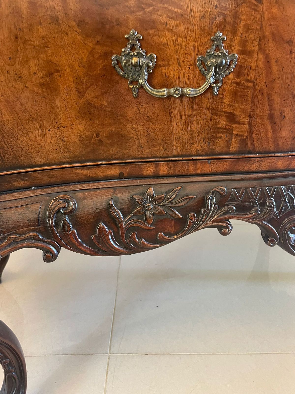 photo vinterior Outstanding Quality Antique Figured Mahogany Serpentine Shaped Chest Of Drawers