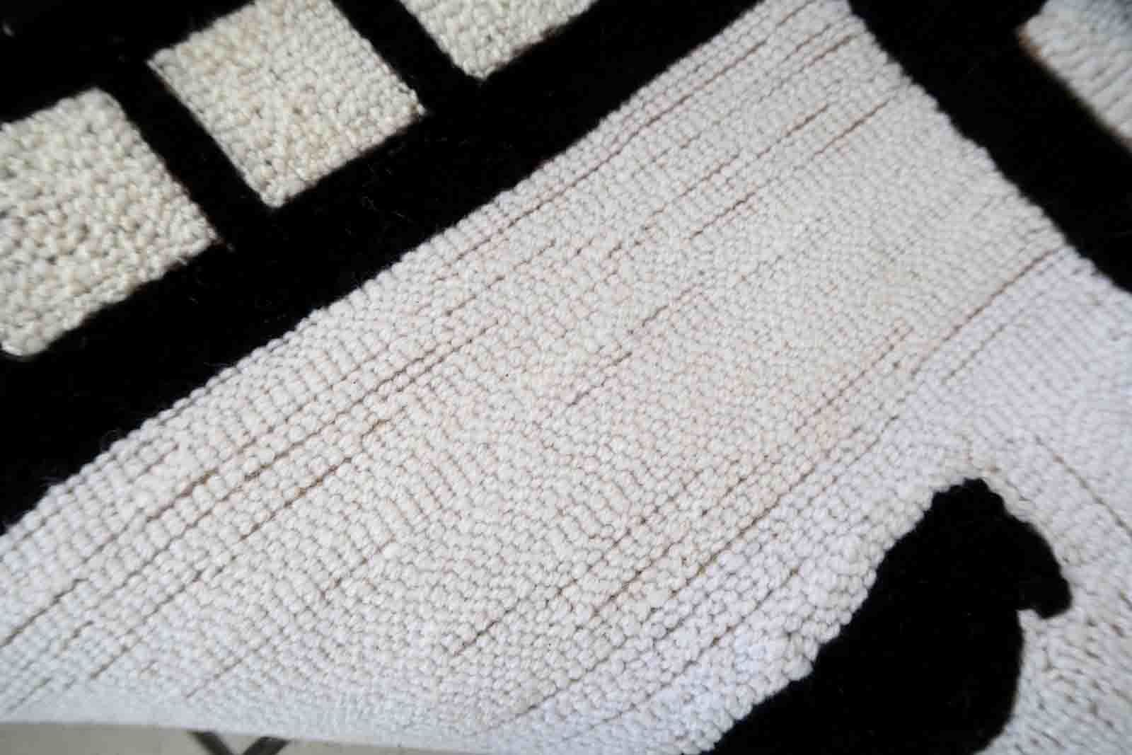photo furniture Handmade Contemporary Ora French Hooked Rug 3' X 3.7' (93cm X 115cm), 2021