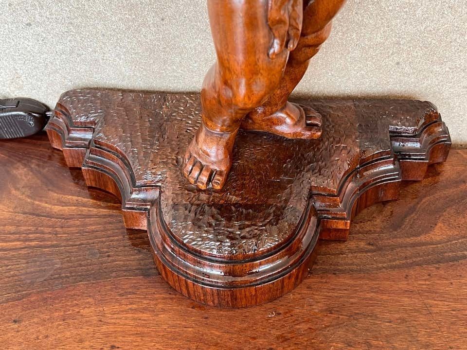 Mobilier Paire de tables de chevet monumentales en noyer sculpté à la main, Italie, XIXe siècle photo