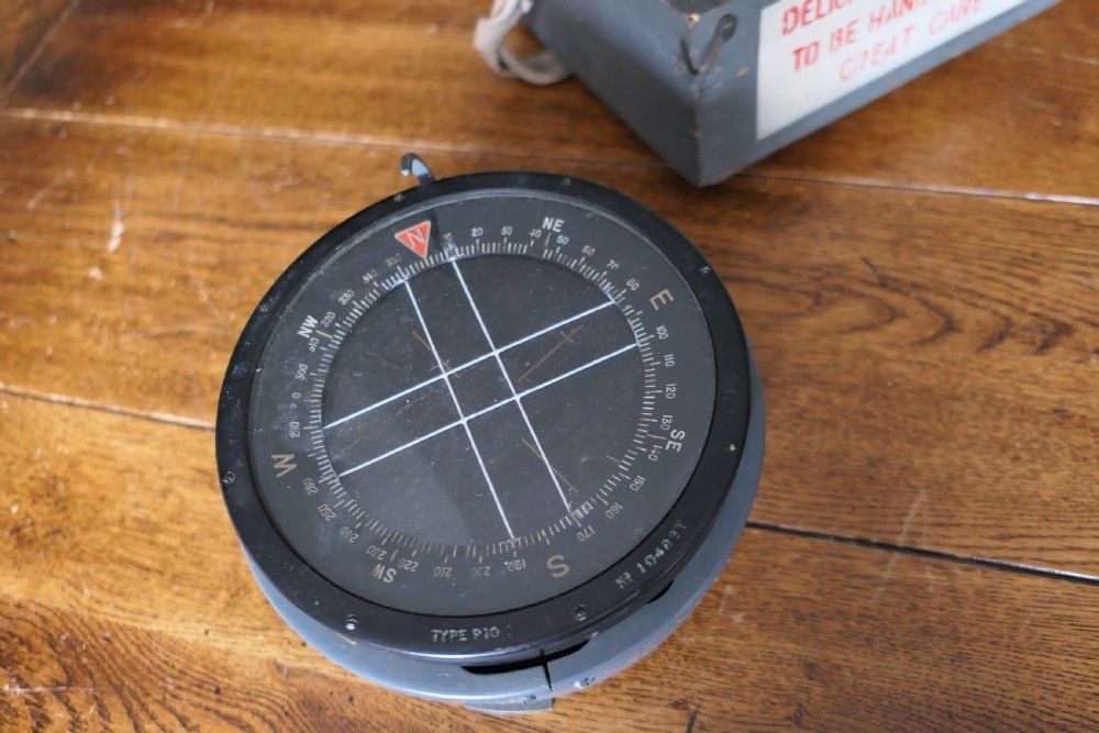 A Royal Air Force P10 Aircraft Compass No. 10489 T photo vinterior